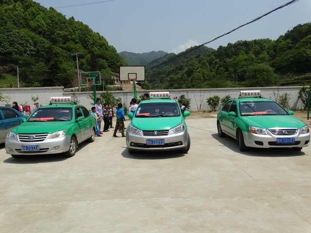 情系大别山,书香伴成长----社会事业系首个爱心书屋建成 情系大别山,书香伴成长----社会事业系首个爱心书屋建成